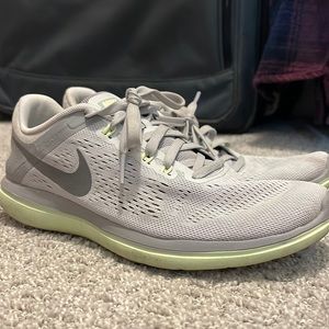 womens nike flex 2016 run size 7.5